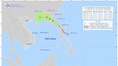 Áp thấp nhiệt đới đi vào Biển Đông giật cấp 9, có khả năng mạnh lên thành bão