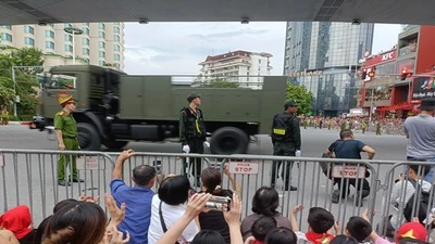 Người dân hò reo, cổ vũ đoàn diễu binh trên đường Thanh Niên