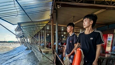2 người hùng cứu 5 du khách gặp nạn khi tắm biển ở Ninh Bình