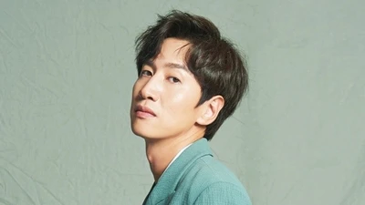 Lee Kwang Soo có bạn gái xinh đẹp, hợp tác với Hoàng Hà trong phim mới