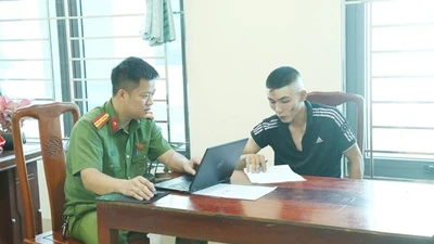 Khởi tố 2 đối tượng trộm cắp xe máy, ném "bom" xăng vào công an