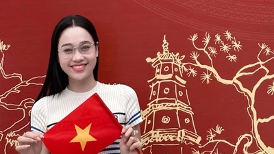 Hoa hậu Mỹ Linh gây chú ý khi tập luyện cho lễ diễu binh 