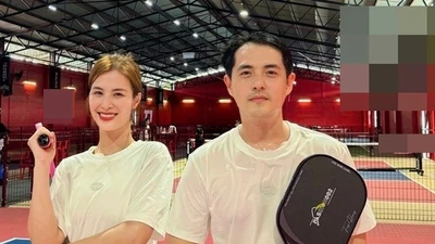 Vợ chồng Đông Nhi tình tứ trên sân pickleball khi đi du lịch