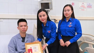 Trao Huy hiệu Tuổi trẻ dũng cảm cho thanh niên cứu 4 người vụ lật tàu 