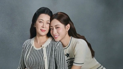 Lương Thùy Linh mừng tuổi mới bên mẹ tài giỏi, đẹp quý phái