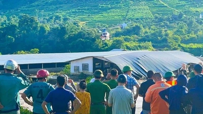 Hình ảnh trực thăng giải cứu 8 người dân bị cô lập do mưa lũ ở Sơn La