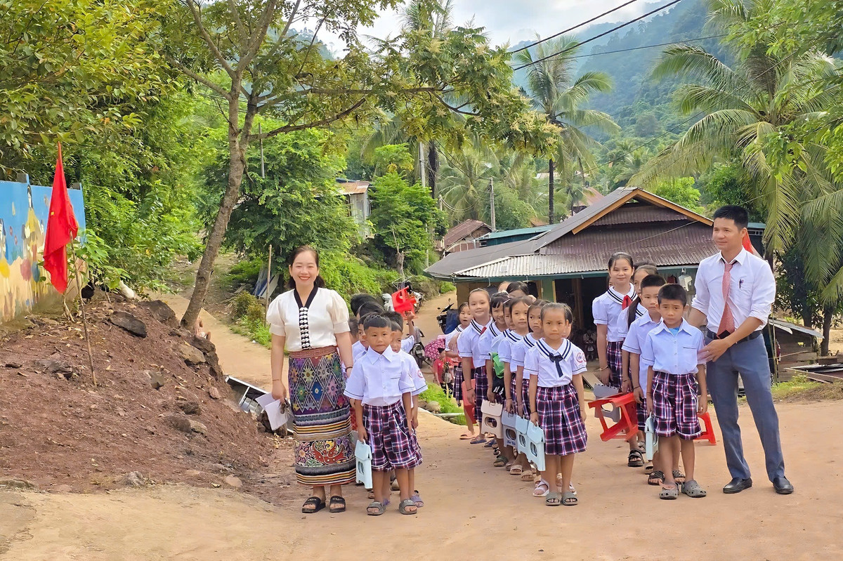 Dù khó khăn chồng chất, song không vì thế mà tinh thần của thầy trò miền núi ở Nghệ An chùng xuống. Tất cả đều chạy đua với thời gian để kịp có một lễ khai giảng ấm áp, đủ đầy, tạo khí thế phấn khởi cho năm học mới.