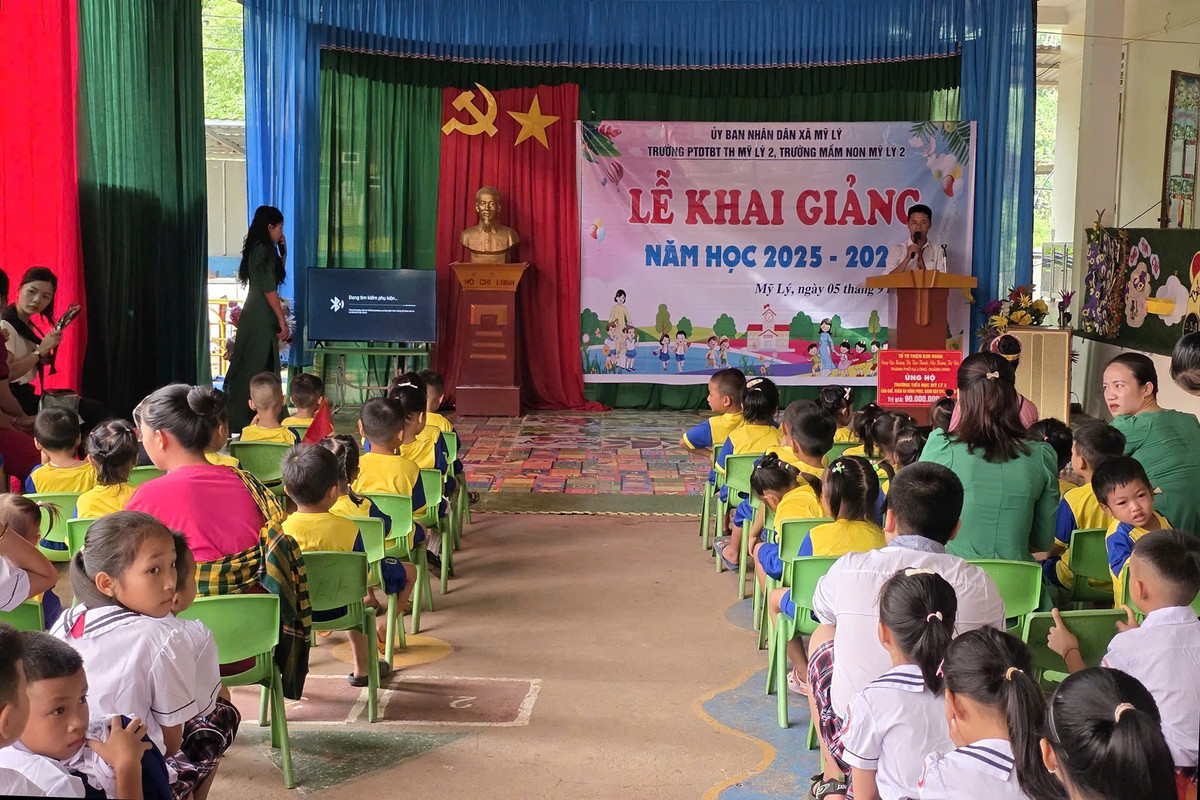 Không có cờ hoa rực rỡ hay sân khấu lớn, nhưng những nụ cười rạng rỡ trên gương mặt học trò khiến buổi lễ khai giảng trở nên đặc biệt ấm áp.