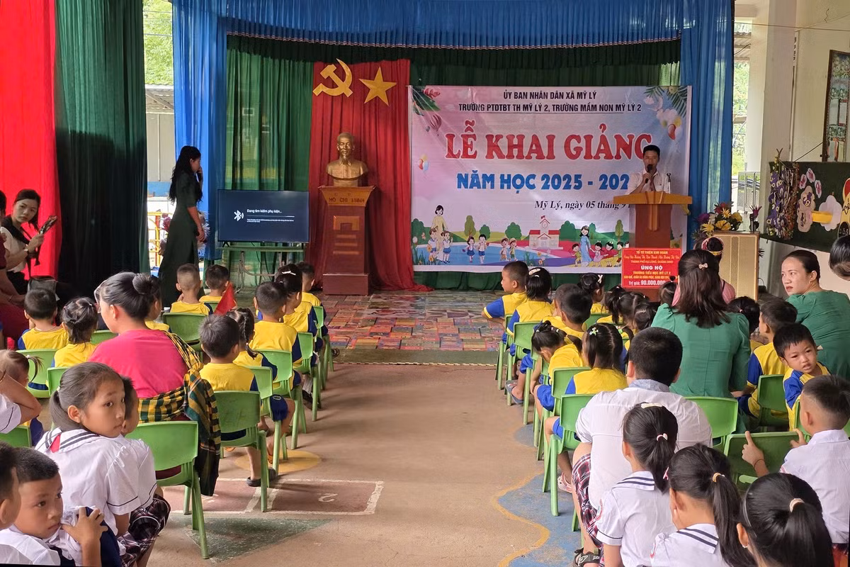 Không có cờ hoa rực rỡ hay sân khấu lớn, nhưng những nụ cười rạng rỡ trên gương mặt học trò khiến buổi lễ khai giảng trở nên đặc biệt ấm áp.