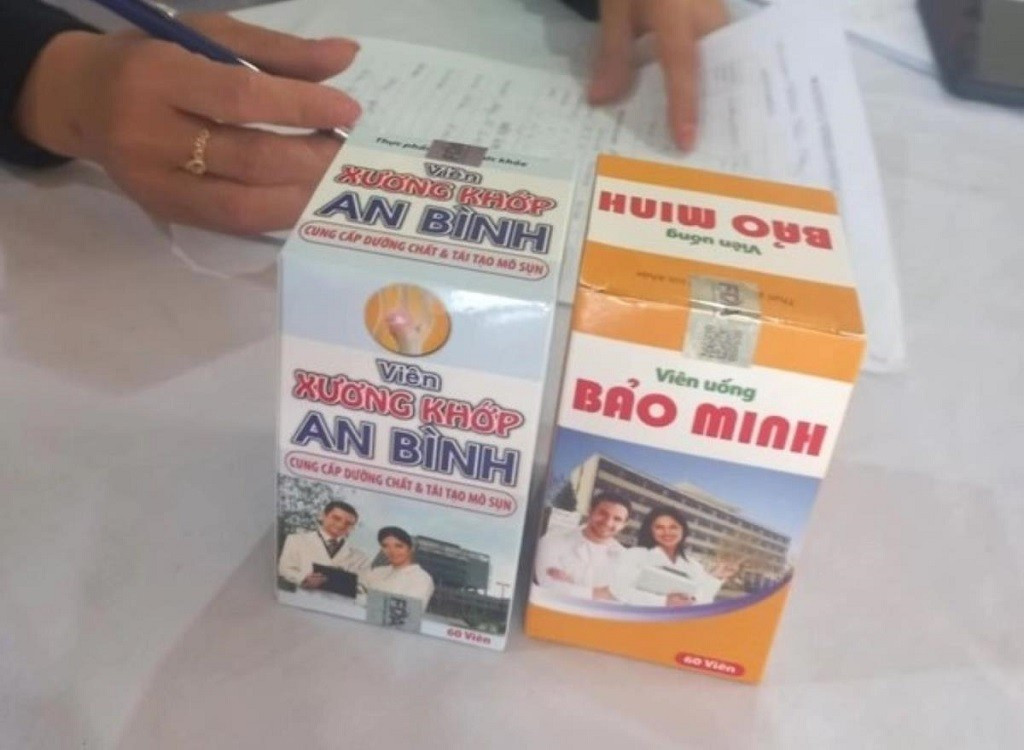 Hình ảnh 2 sản phẩm được giới thiệu, bán cho người dân trên địa bàn huyện Kỳ Sơn cũ. images2048014-hai-thuc-pham-chuc-nang-nhom-nguoi-mac-ao-blouse.jpg