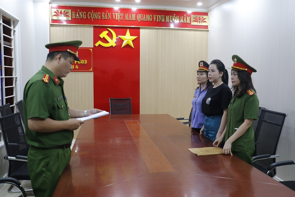 Cơ quan Cảnh sát điều tra đọc lệnh khởi tố vụ án, khởi tố bị can và bắt tạm giam đối với Phùng Thị Thu Hiền. images2048011-1i8a0158.jpg
