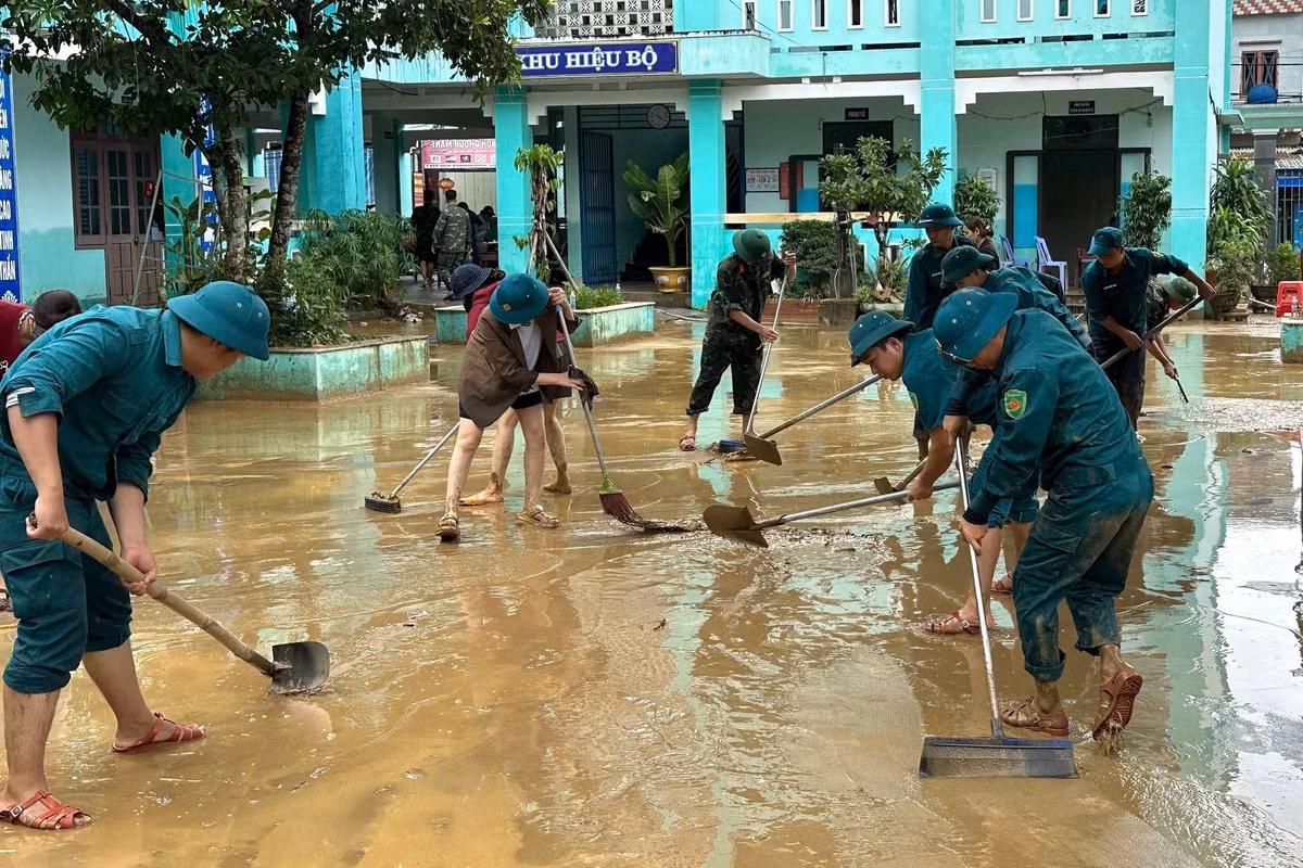 Cô Lê Thị Minh Thống, Hiệu trưởng Trường Tiểu học Hoàng Diệu, chia sẻ: “Sau khi lũ rút, bùn non ngập khắp nơi. Với giáo viên nhà trường, việc dọn dẹp này vượt quá khả năng. Nếu không có sự hỗ trợ của các chiến sĩ, chắc chắn chúng tôi phải mất rất nhiều thời gian mới khắc phục được”.