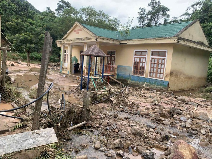 Tính đến nay, 38 trường và điểm trường tại các xã miền Tây Nghệ An bị hư hỏng, vùi lấp, cuốn trôi hoàn toàn hoặc một phần.