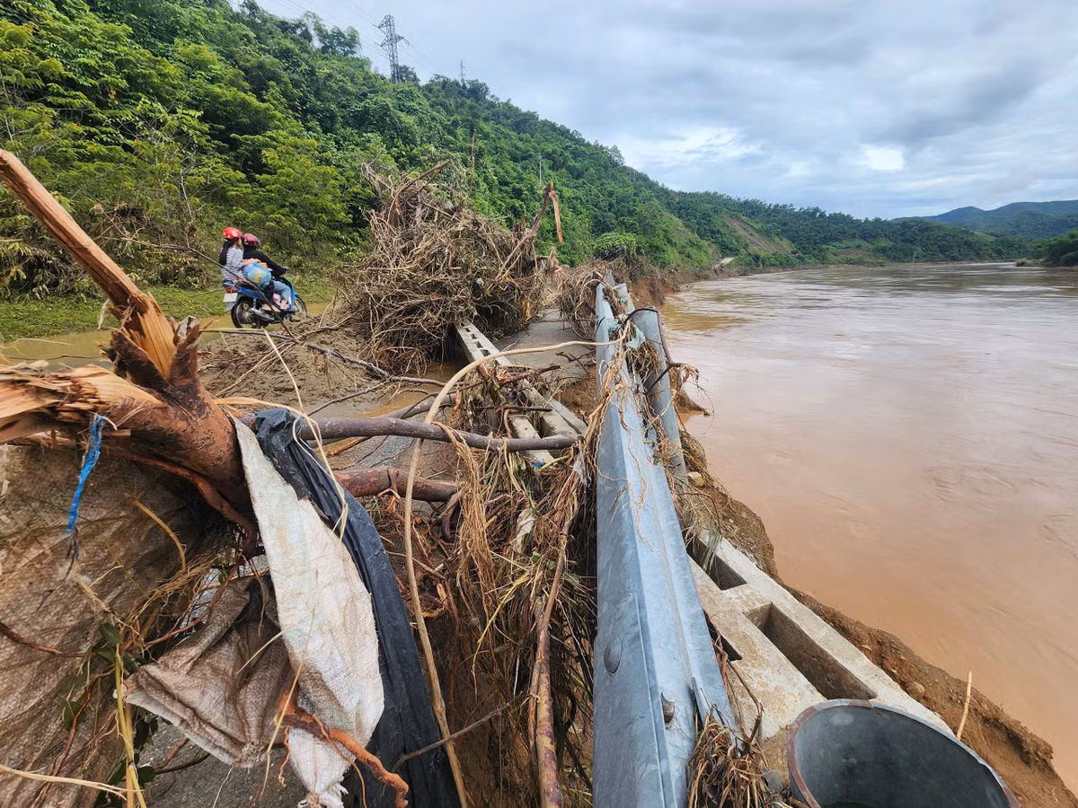 Lũ lớn trên sông Lam dâng cao vượt mốc lịch sử, tuyến quốc lộ 7 nối địa bàn các xã miền xuôi với các xã biên giới Tương Dương, Mường Xén đi cửa khẩu Nậm Cắn (Nghệ An) xuất hiện hàng chục điểm ngập lụt, giao thông bị chia cắt nghiêm trọng.