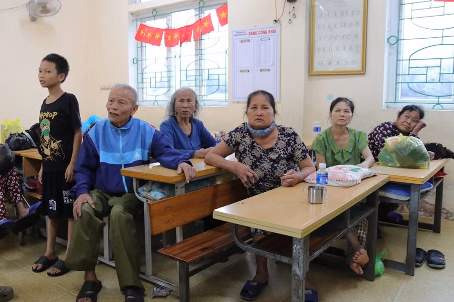 Chính quyền phường Thành Vinh (Nghệ An) triển khai kế hoạch sơ tán khẩn cấp hơn 2.000 người dân ra khỏi các khu tập thể Quang Trung cũ và những ngôi nhà tạm bợ để bảo đảm an toàn trước bão số 10 Bualoi.