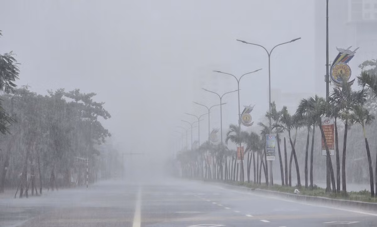 Mưa trắng trời, gió giật mạnh trước giờ bão số 5 tiến vào đất liền.