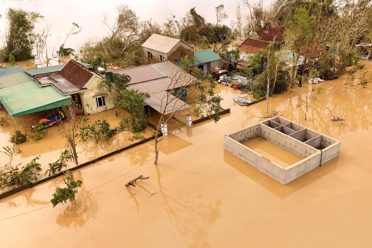 Sau bão số 10, nước từ thượng nguồn đổ về khiến mực nước sông Lam dâng cao, hàng trăm hộ dân vùng hạ lưu Nghệ An chìm trong biển nước, nhiều gia đình phải sơ tán khẩn cấp.