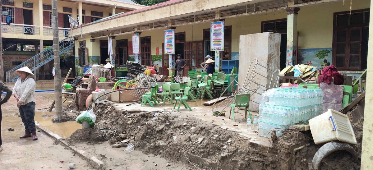 Nằm bên sông Nậm Mộ nên khi lũ quét qua, toàn bộ trường mầm non Mường Típ chìm trong bùn đất, trang thiết bị dạy học bị ngập, hư hỏng toàn bộ. ﻿