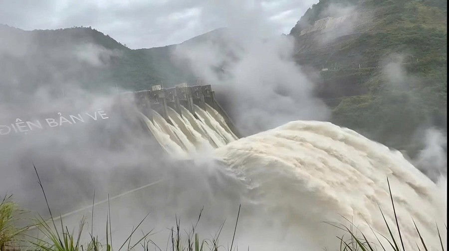 Thủy điện Bản Vẽ (Nghệ An) xả lũ sáng 23/7. Đây là trận lũ đặc biệt lớn, vượt tần suất lũ kiểm tra (lũ kiểm tra của công trình thủy điện Bản Vẽ có lưu lượng là 10.500 m3/s trong khi lũ về hồ đạt đỉnh với lưu lượng 12.800 m3/s lúc 2h sáng nay.