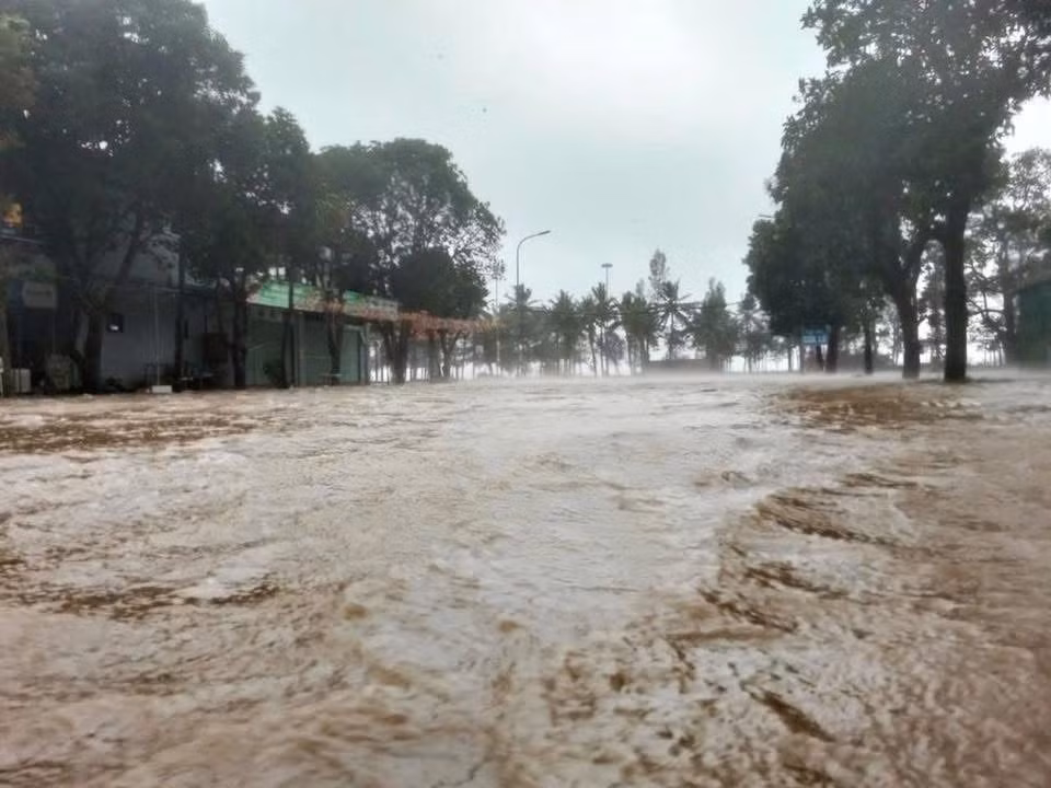 Nước biển đã tràn qua kè, gây ngập úng nghiêm trọng cho các tuyến đường ven biển.