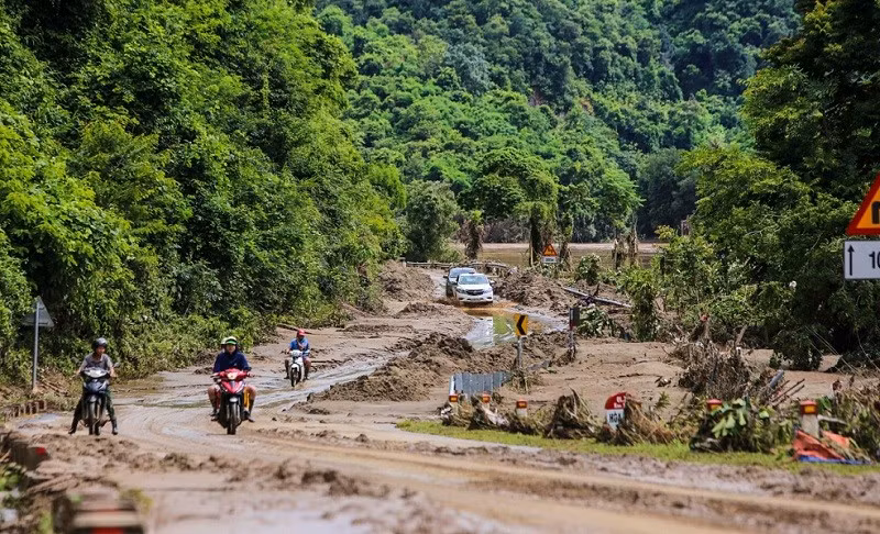 Trưa 25/7, điểm ngập lụt nằm sát ven sông Lam trên Quốc lộ 7 tại eo Vực Bồng (thôn Vĩnh Hoàn, xã Con Cuông, tỉnh Nghệ An) được thông tuyến sau nhiều ngày ngập sâu khiến giao thông trên tuyến quốc lộ huyết mạch, trọng yếu này bị tê liệt hoàn toàn.