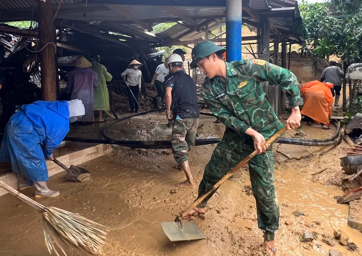 Tại các xã vùng cao như Hùng Sơn, La Dêê, Đắc Pring cán bộ, chiến sĩ các đồn biên phòng đã có mặt từ sớm để cùng chính quyền địa phương tổ chức dọn dẹp đất đá, khơi thông đường sá, thu gom bùn đất trong khu dân cư, di dời tài sản của các hộ bị sạt lở.
