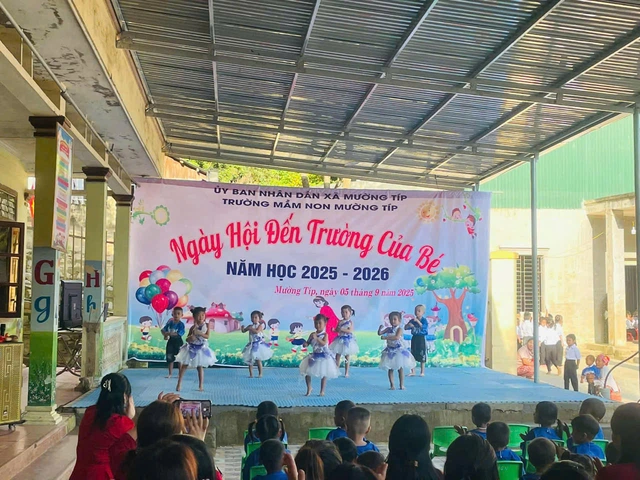 Vượt qua khó khăn, nhà trường đã hoàn tất mọi việc để kịp hòa vào không khí khai giảng của cả nước. Trong không khí hân hoan chào đón năm học mới, 250 học sinh mầm non vùng lũ xã Mường Típ, tỉnh Nghệ An háo hức được cha mẹ, ông bà đưa tới trường dự lễ khai giảng.