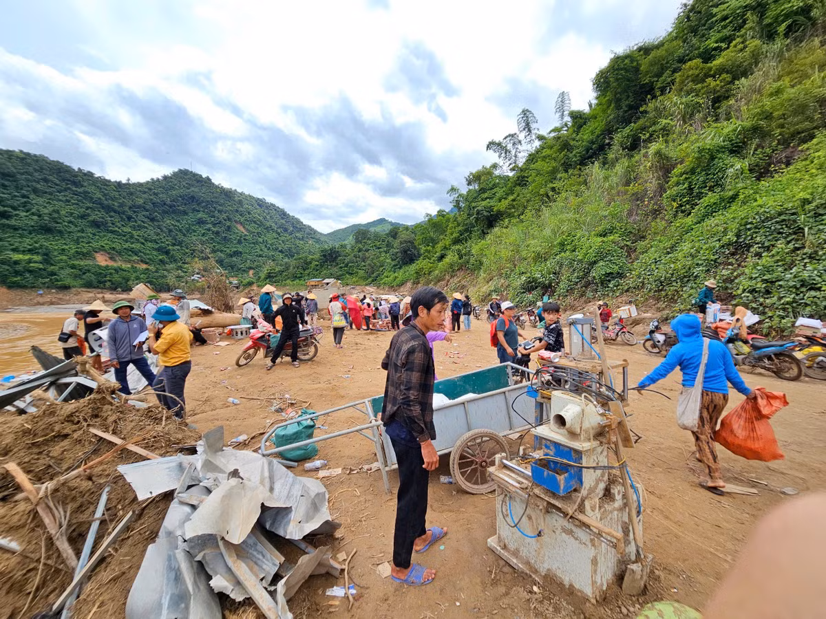 Vượt qua quãng đường hàng trăm cây số, các đoàn từ thiện đã mang theo những phần quà nghĩa tình giúp bà con vùng lũ Nghệ An vượt qua giai đoạn khó khăn, ổn định cuộc sống.