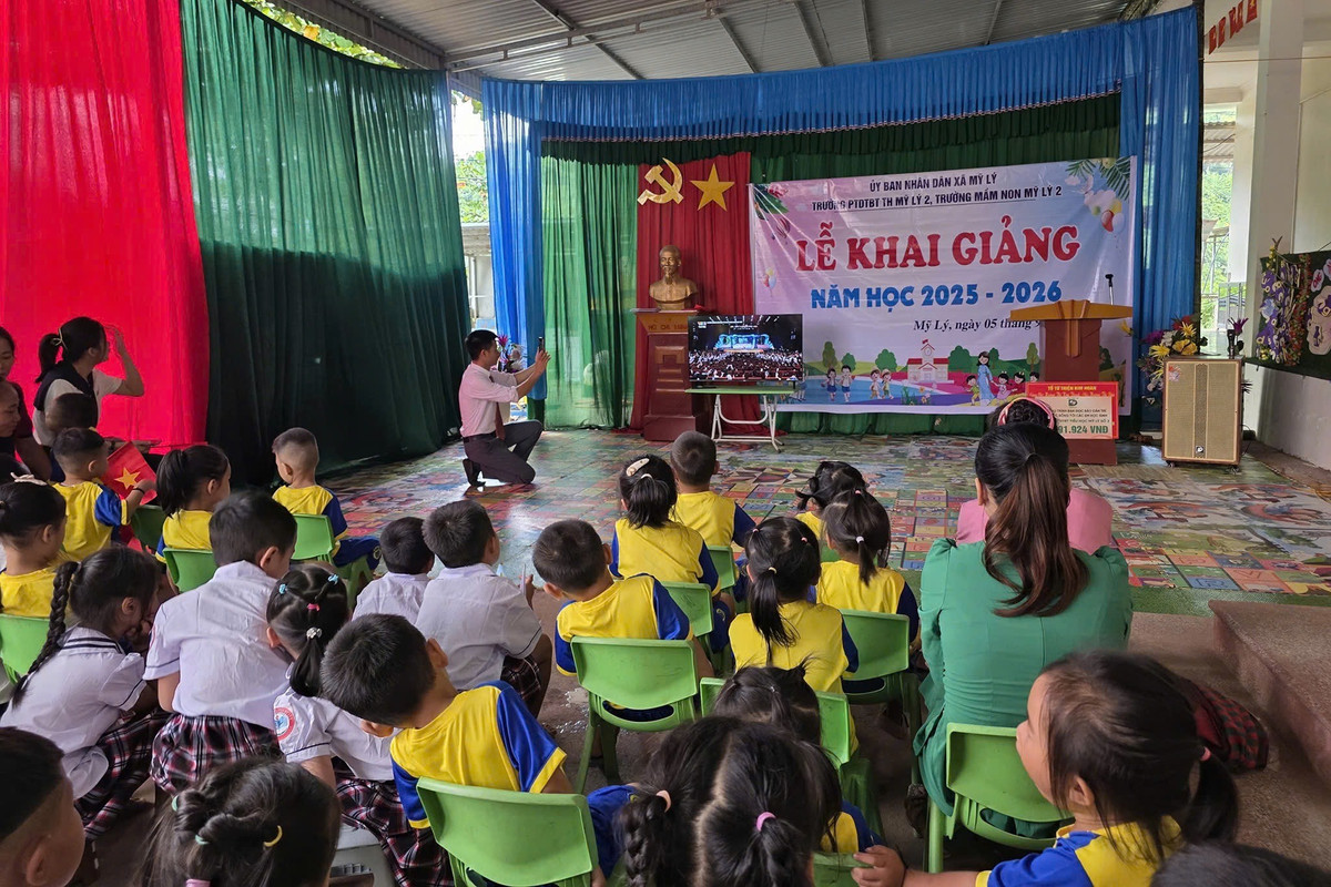 Thầy cô cùng các em học sinh theo dõi chương trình truyền hình trực tiếp "Lễ kỷ niệm 80 năm truyền thống ngành Giáo dục và khai giảng năm học 2025-2026".