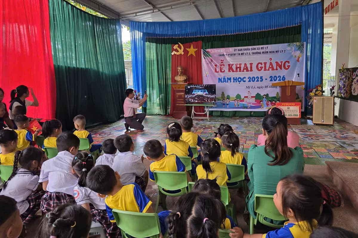 Thầy cô cùng các em học sinh theo dõi chương trình truyền hình trực tiếp "Lễ kỷ niệm 80 năm truyền thống ngành Giáo dục và khai giảng năm học 2025-2026".