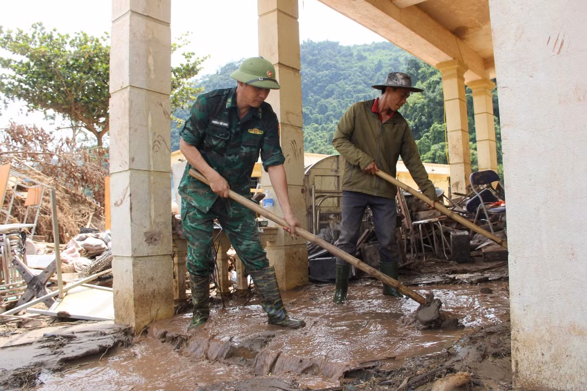 Những ngày qua, lực lượng công an, quân đội cùng với cán bộ, giáo viên nhà trường vẫn đang nỗ lực dọn dẹp