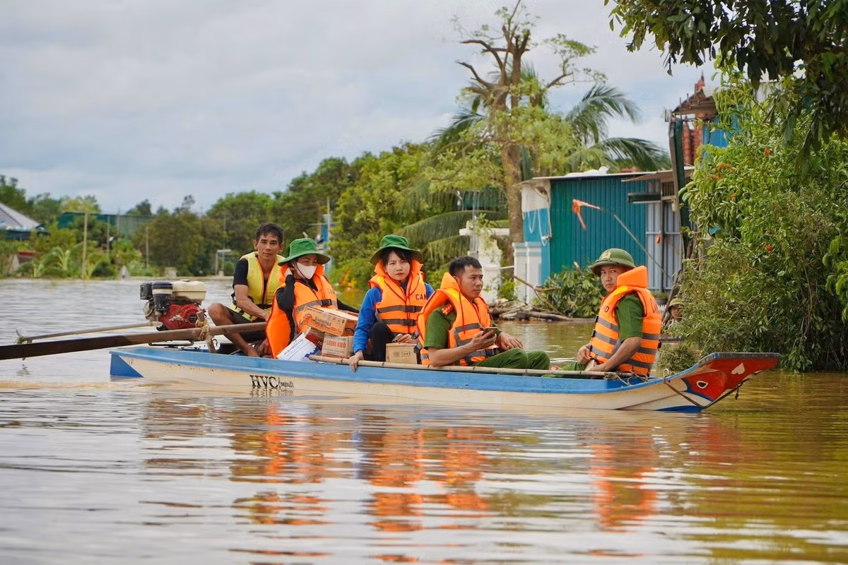 Công tác cứu trợ, hỗ trợ lương thực, nhu yếu phẩm thiết yếu cũng đang được triển khai khẩn trương nhằm ổn định đời sống nhân dân.