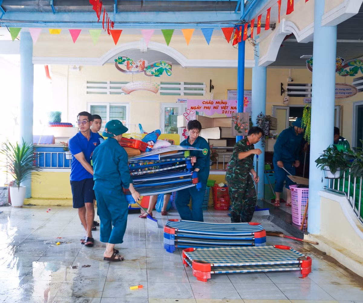 Do mưa lớn, Trường Mầm non Vàng Anh (khu vực Thị An, phường Ngũ Hành Sơn) bị ngập lụt, lượng lớn bùn non, rác thải ùn ứ gây mất vệ sinh. Cán bộ, chiến sĩ thuộc các đơn vị công an, quân sự, biên phòng đóng chân trên địa bàn phường phân công khẩn trương dọn dẹp.