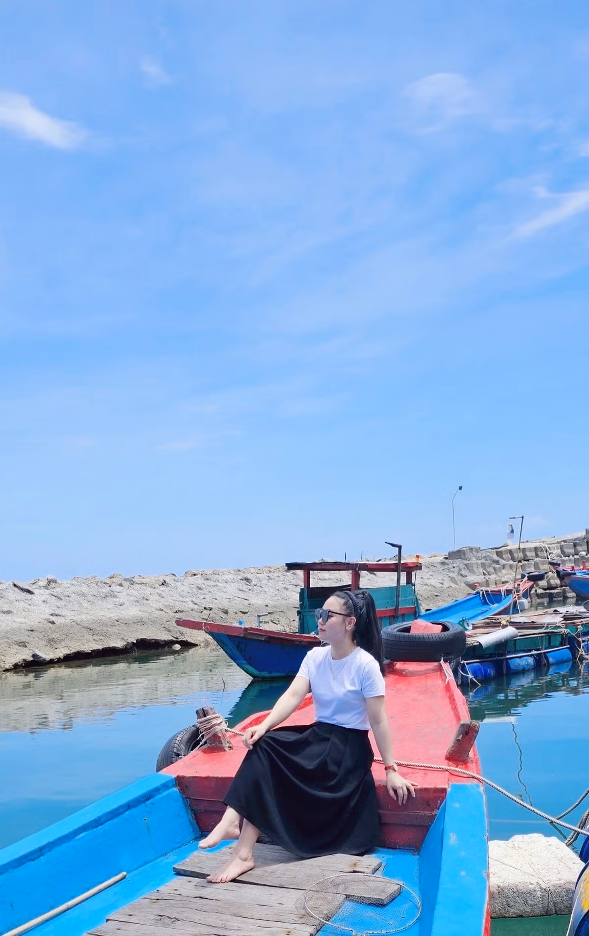 Tới khu nhà hàng mực nhảy Vũng Áng, ngoài trải nghiệm ẩm thực, du khách còn được đắm mình trong không gian biển trời rất đẹp.