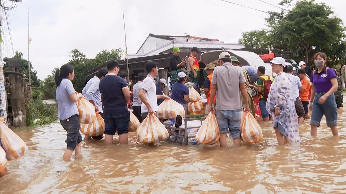 Sau khi nước lũ bắt đầu rút cũng là lúc những chuyến hàng cứu trợ đã được chuyển đến bà con trong vùng ngập sâu.