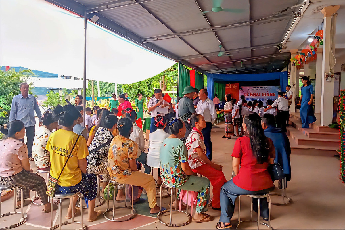 Rất đông phụ huynh tạm gác lại công việc nương rẫy thường ngày để đến tham dự lễ khai giảng, chung vui cùng các em.