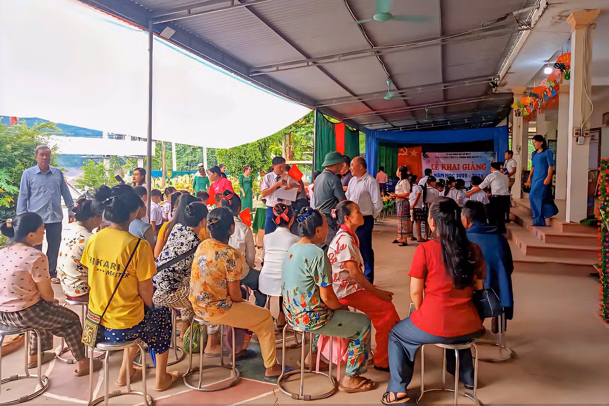 Rất đông phụ huynh tạm gác lại công việc nương rẫy thường ngày để đến tham dự lễ khai giảng, chung vui cùng các em.