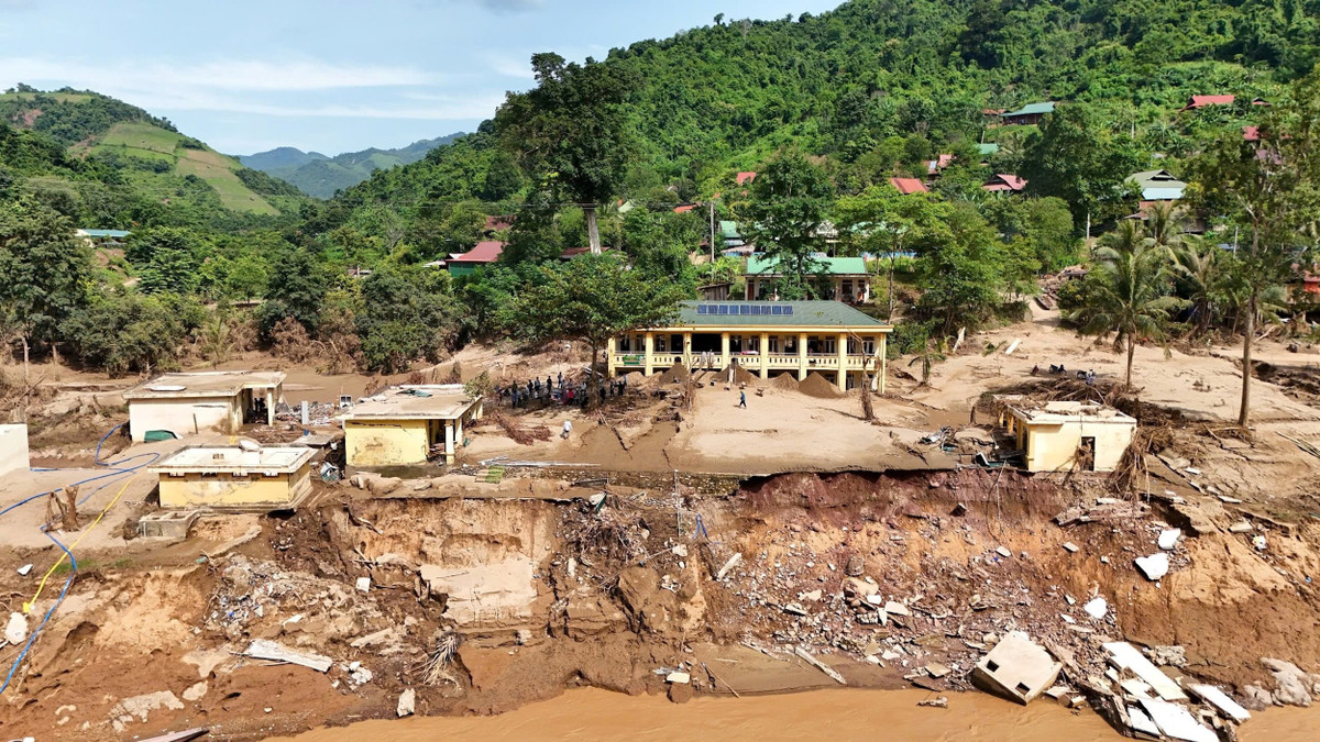 Sau 2 tuần trận lũ lịch sử đi qua, trường Phổ thông Dân tộc bán trú Tiểu học Mỹ Lý 2, tỉnh Nghệ An vẫn ngổn ngang, tan hoang.