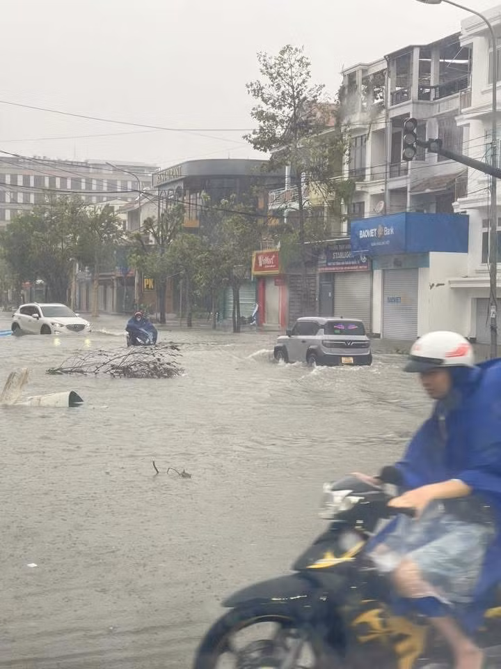 Đường Phạm Đình Toái, TP Vinh (cũ) ngập trong biển nước, giao thông bị tê liệt.