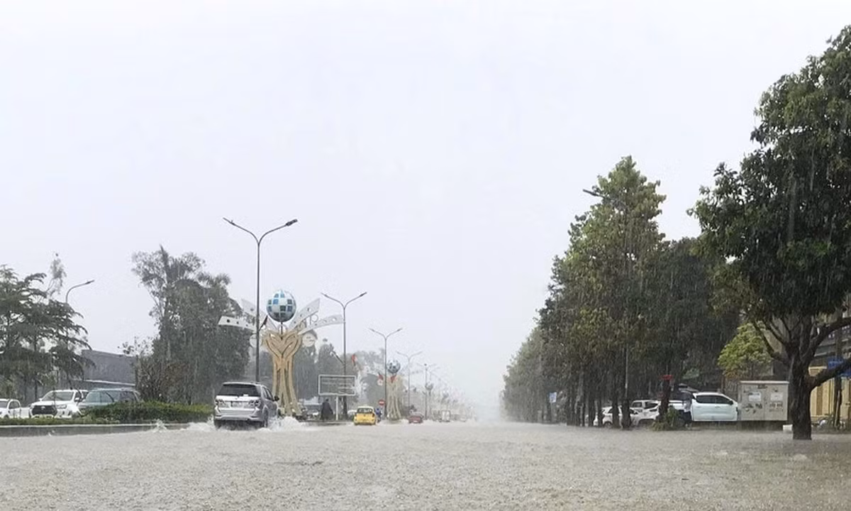 Theo dự báo của Trung tâm Dự báo khí tượng thủy văn quốc gia, trong 2 ngày tới bão số 10 sẽ tiếp tục mạnh thêm lên cấp 12-13, giật cấp 16, di chuyển rất nhanh về phía vùng biển và đất liền khu vực Bắc Trung Bộ và Bắc Bộ nước ta, càng vào gần bờ biển nước ta bão càng mạnh lên.