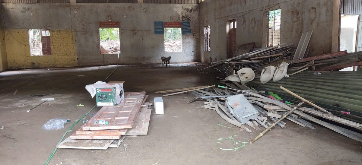 Đa số các giáo viên có nhà ở địa phương khác phải bám trụ tại trường để lo khắc phục, dọn dẹp vệ sinh, lau chùi bàn ghế, tìm kiếm, nhặt nhạnh, hong khô sách vở…