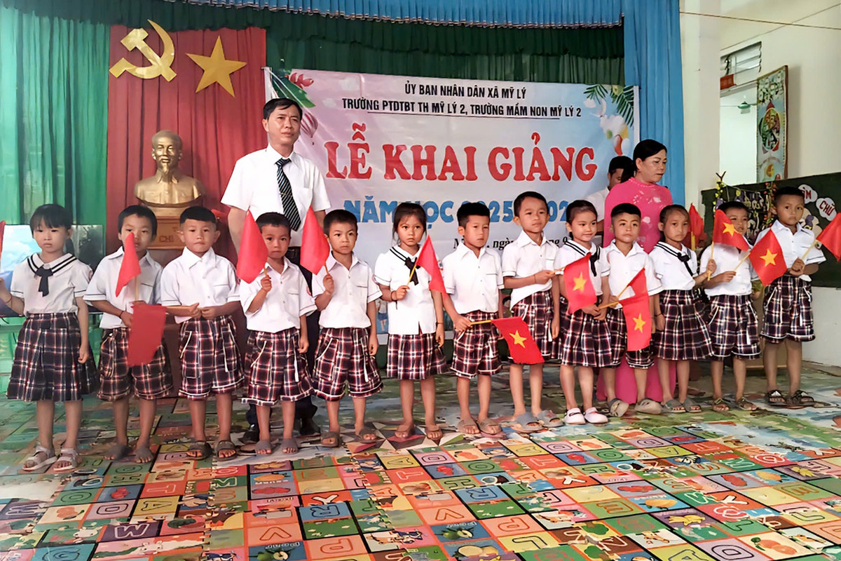 Thầy Trần Sỹ Hà, Hiệu trưởng Trường Phổ thông dân tộc bán trú Tiểu học Mỹ Lý 2 cho biết: “Bão số 3 khiến ngôi trường của chúng tôi gần như hư hỏng hoàn toàn. Trong tình thế cấp bách, việc tổ chức khai giảng chung tại điểm trường mầm non là giải pháp duy nhất để các em được tham dự ngày khai giảng đầy đủ, trọn vẹn”.