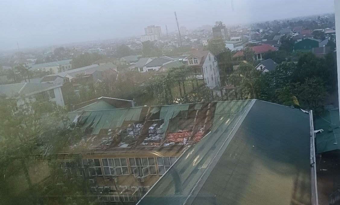 Bệnh viện Sản Nhi Nghệ An bay mái tôn khu nhà A1, khu vực kho tài liệu, nhà 7 tầng Nhi (cơ sở 1); bay mái tôn khu vực nhà cấp cứu và một số khu vực khác, kèm bể kính, vỡ gạch (cơ sở 2); rơi một số cục nóng điều hòa, gãy cây xanh... Tổng thiệt hại ước tính 5,3 tỷ đồng.