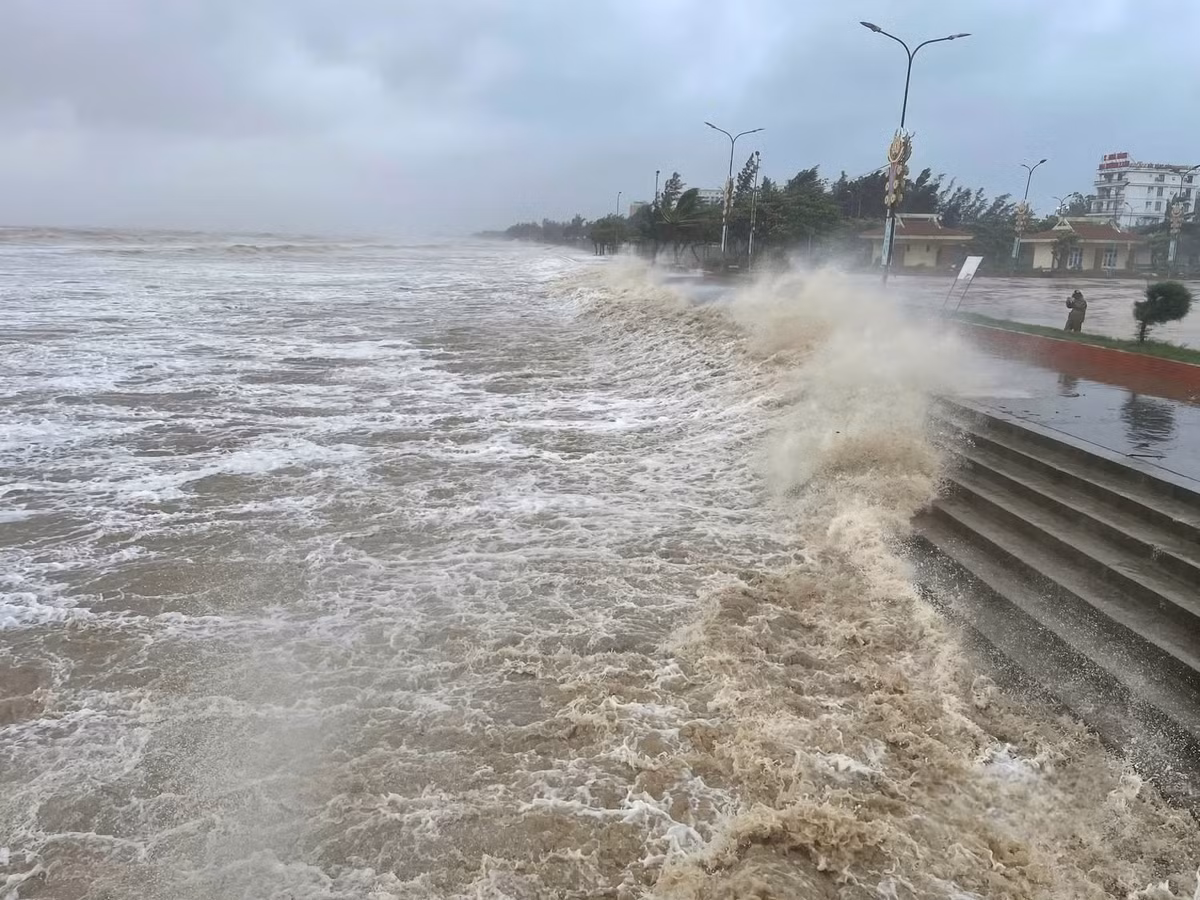 Tại xã Cửa Lò (Nghệ An), gió bão cấp 11–12, giật cấp 13–14 khiến biển động dữ dội. Sóng biển cao 3–4m liên tục xô vào bờ, nước biển dâng nhanh chạm đến chân đê.