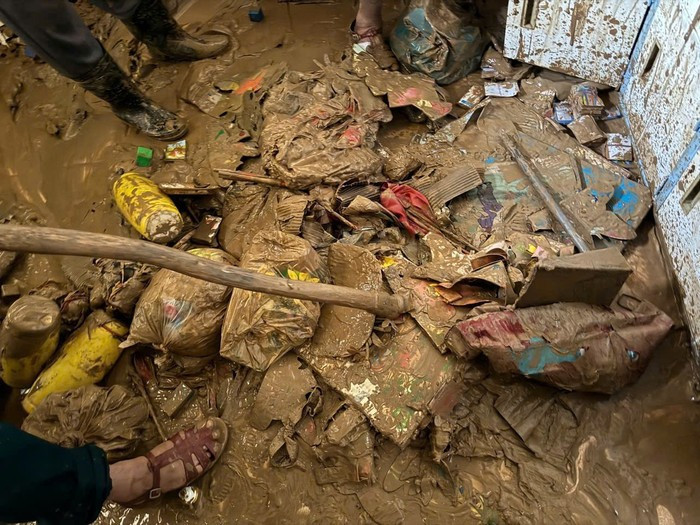 Sách vở, đồ dùng học tập hầu như không sử dụng lại được.