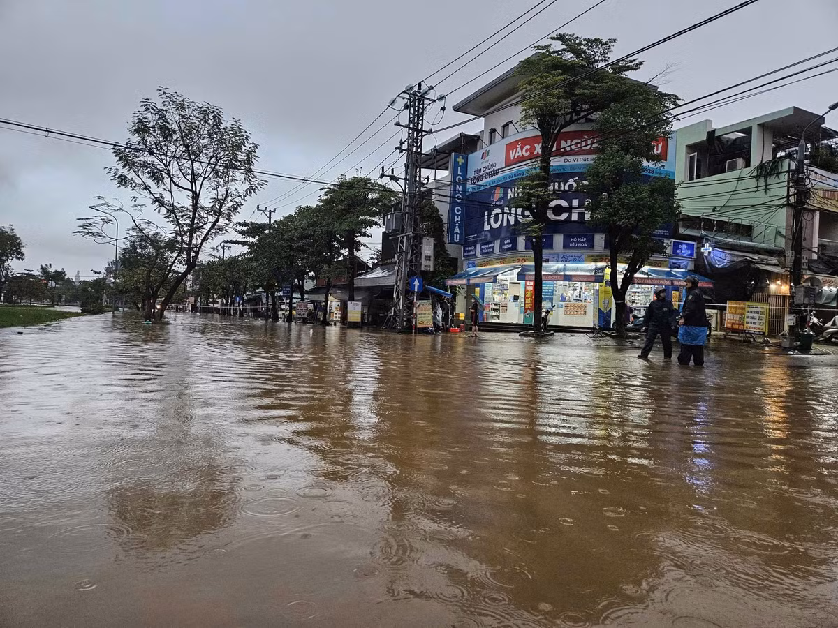 Đợt mưa lũ kéo dài từ 25/10 đến 31/10 đã khiến 59 người thương vong; làm sập 78 nhà, hư hỏng 269 nhà; hàng loạt hư hại về giao thông, thiệt hại về nông nghiệp. Ước thiệt hại ban đầu hơn 837 tỷ đồng.