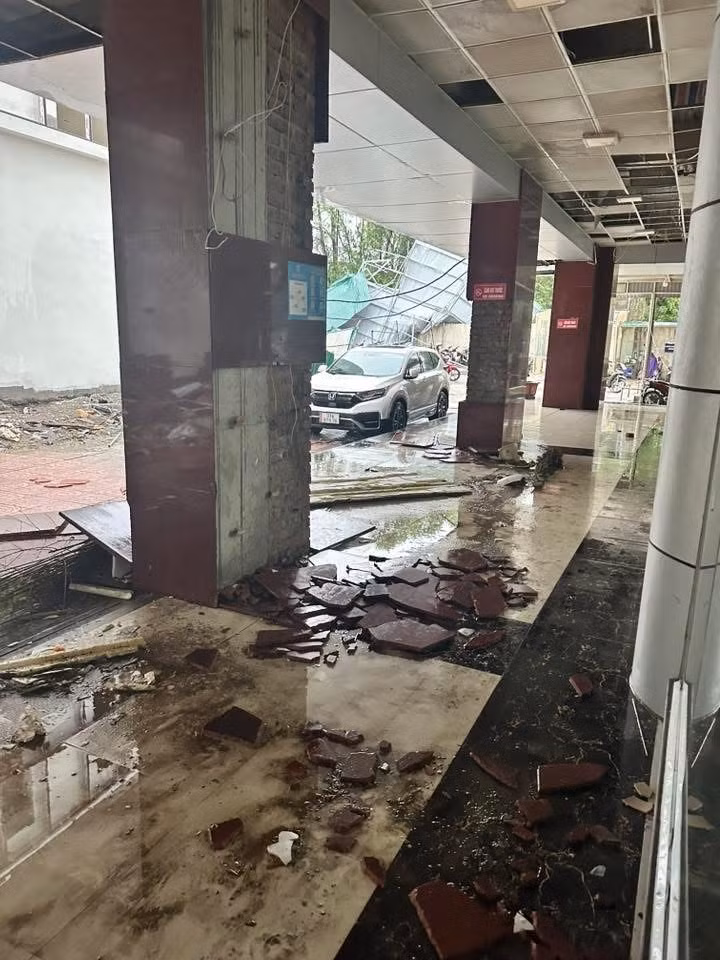 Bệnh viện Sản Nhi Nghệ An hoang tàn sau bão số 5.