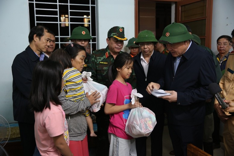 View - Phó Thủ tướng Nguyễn Hòa Bình thăm hỏi người dân vùng rốn lũ Đắk Lắk | Báo Tri thức và Cuộc sống - TIN TỨC PHỔ BIẾN KIẾN THỨC 24H