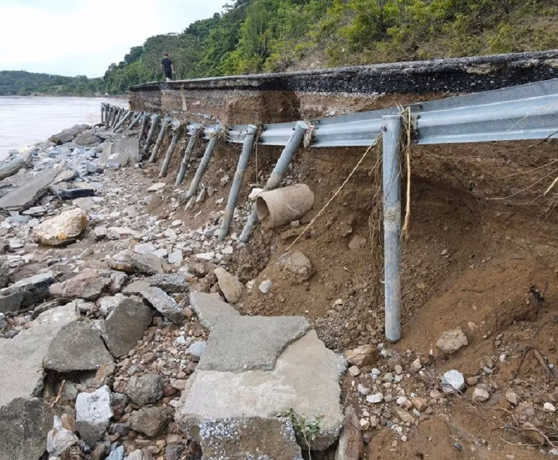 Mưa lũ những ngày qua đã khiến tuyến quốc lộ 7 có hàng chục điểm bị hư hỏng nặng, đặc biệt là tình trạng sạt lở ta luy âm ăn sâu vào nền đường khiến nhiều đoạn gần như bị đứt.