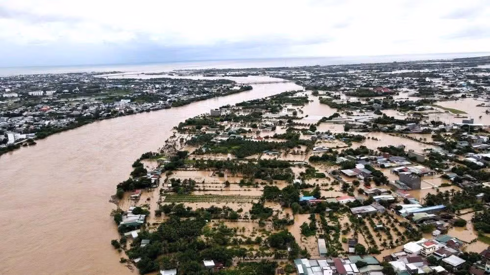 Trước diễn biến thiên tai khẩn cấp, các lực lượng vũ trang cùng chính quyền các địa phương tỉnh Khánh Hòa đã huy động tổng lực nhân lực và phương tiện để khẩn trương cứu dân, di chuyển người dân ra khỏi vùng nguy hiểm.